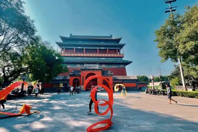 全民健身  清晨的钟鼓楼广场热闹非凡,舞彩带,踢键子,看似轻松实则不