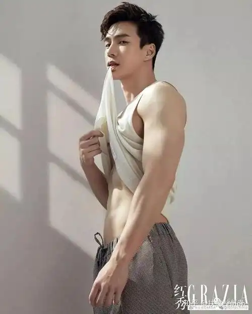 王冠逸新剧牛奶胸肌刷屏网友们直呼这也太犯规了吧