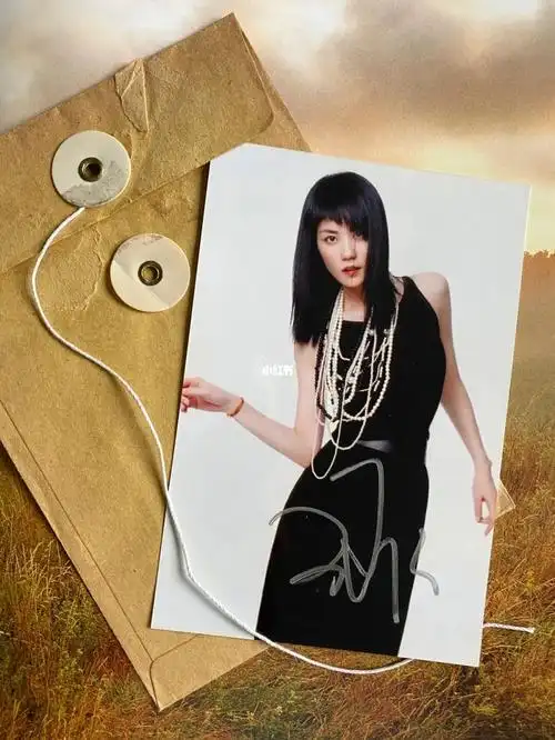 多年前参加网上cd封面设计征集活动得到的唯一一张王菲签名照,算是