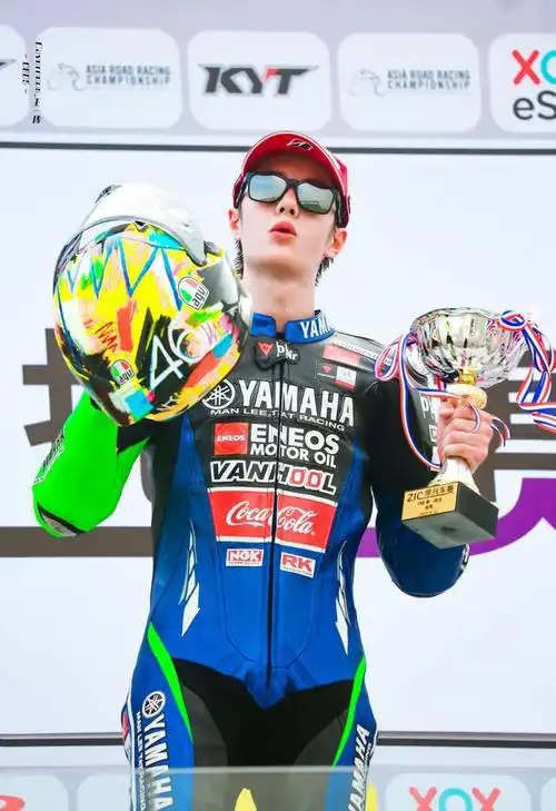 240204 王一博骑摩托上山,85号赛车手魅力无限