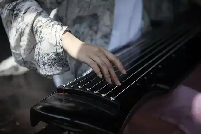 也是纯手工古法斫琴的继承者,一个喜欢古琴,弹古琴,做古琴的手艺人