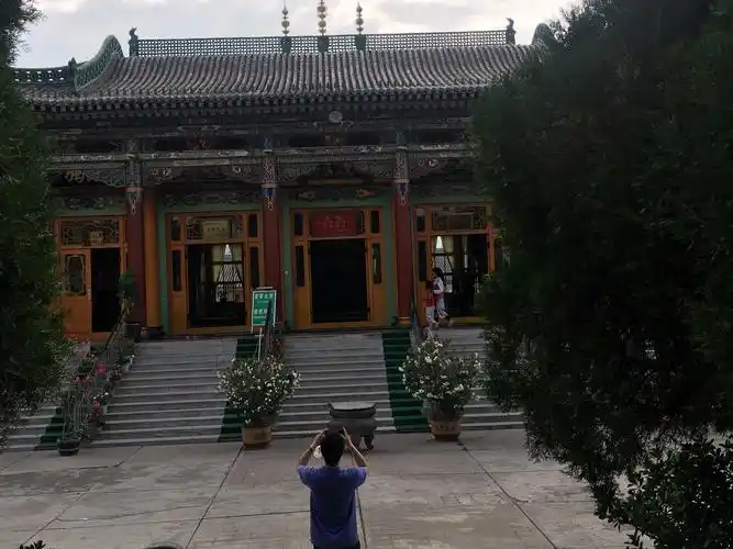 写美篇   首先来到了临夏古老的八坊十三巷,这片由清真寺和商业,生活