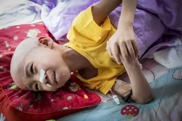 东北一6岁男童患重症疼痛难忍猛敲床铺痛苦哀求让我去死