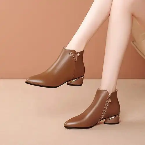 百丽纯爱官方旗舰店女短靴2021新款冬真皮女鞋中跟粗跟尖头马丁靴优惠