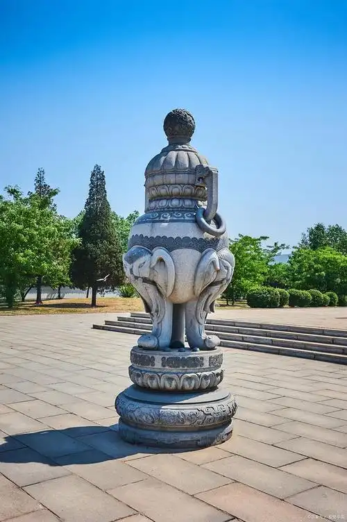 鞍山玉佛苑位于辽宁省鞍山市铁东区胜利广场的南面,占地面积约二万