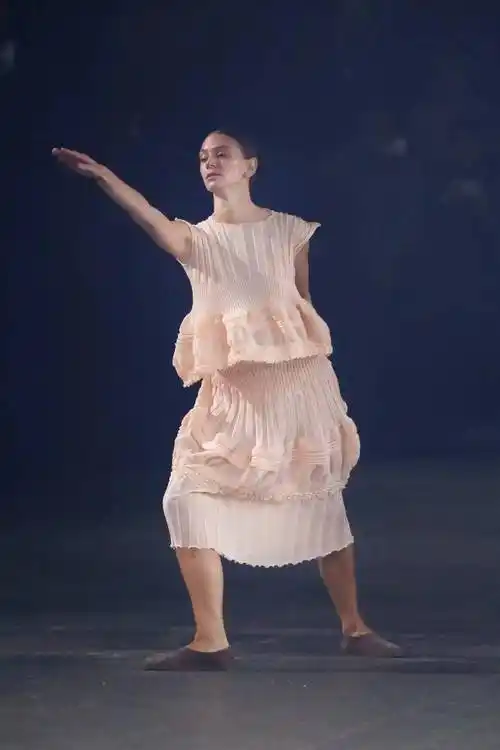 今年夏天裙子流行越长越时髦,好看又显气质!