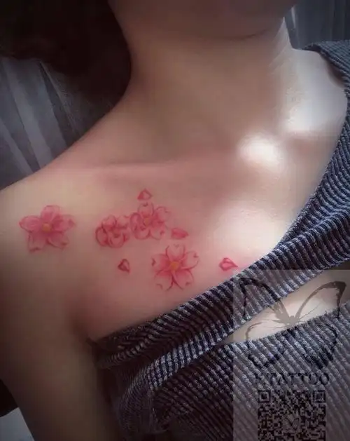 花儿纹身图片_成品肩部清新女生花纹身图案