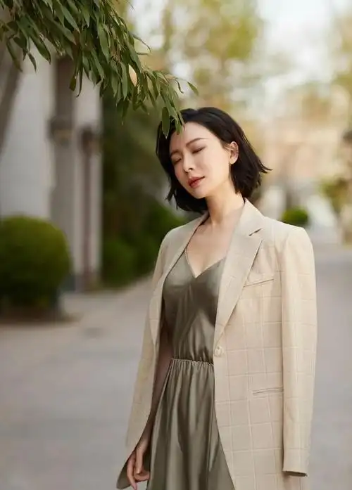 看了45岁陈数的春装穿搭才发现:中年女人穿搭得体,比扮嫩更高级