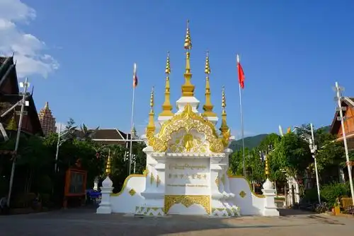 地儿位于景洪市区流沙河畔,是进入主城区的脸面,是西双版纳的新名片