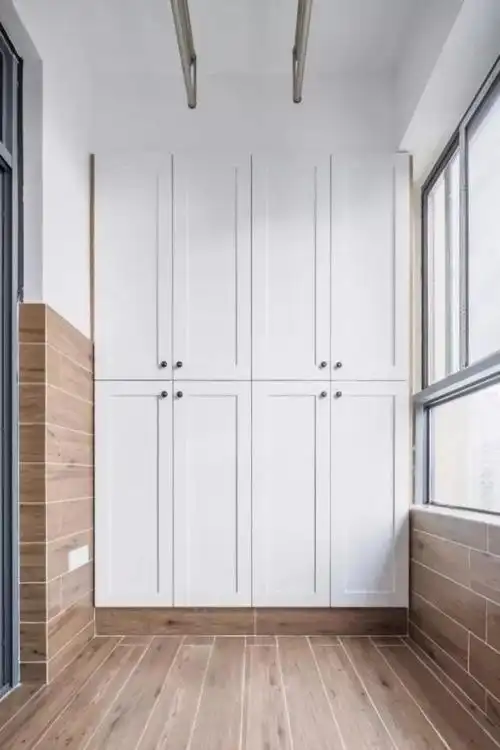 别看阳台小一个墙面用来这样一装还能多出一储物柜