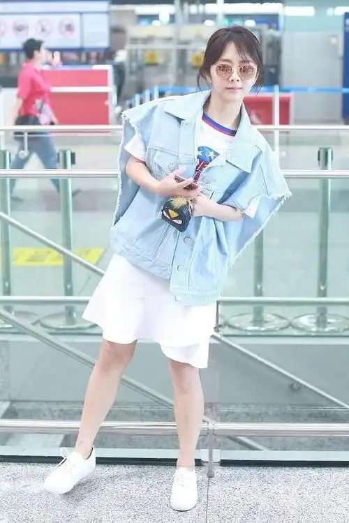 谭松韵穿上这件超大马甲牛仔外套反而显矮了,真浪费她1米62的好身高