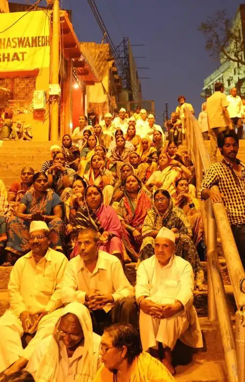 秩序井然的印度教教徒们 恒河夜祭