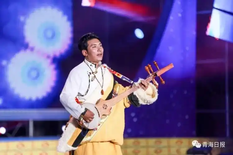 青报v视载歌载舞三省区扎木念弹唱之星相聚西宁