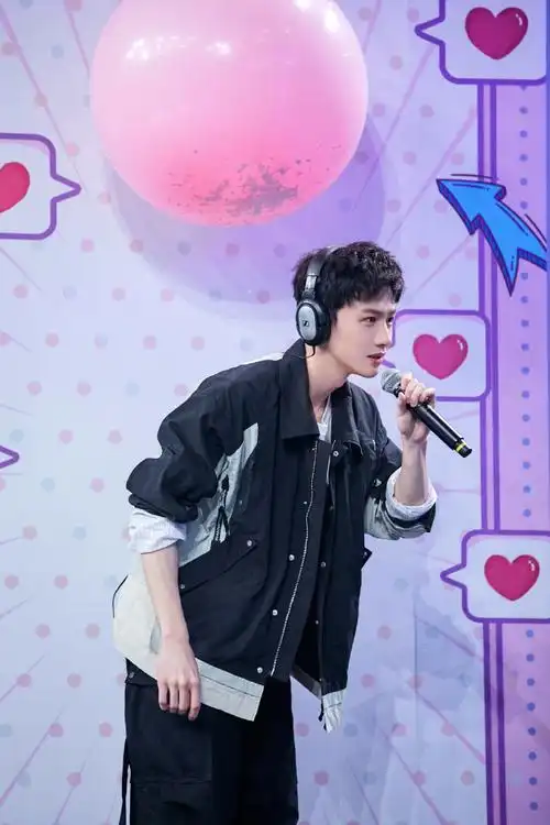 白敬亭超话今晚,"漫漫喜欢你"7515701596 =@白敬亭20:20