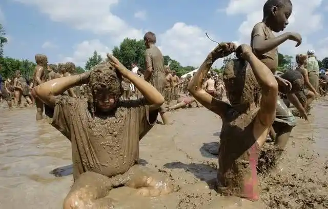 日本最奇葩节日男女赤身泥地打滚中国游客看得面红耳赤