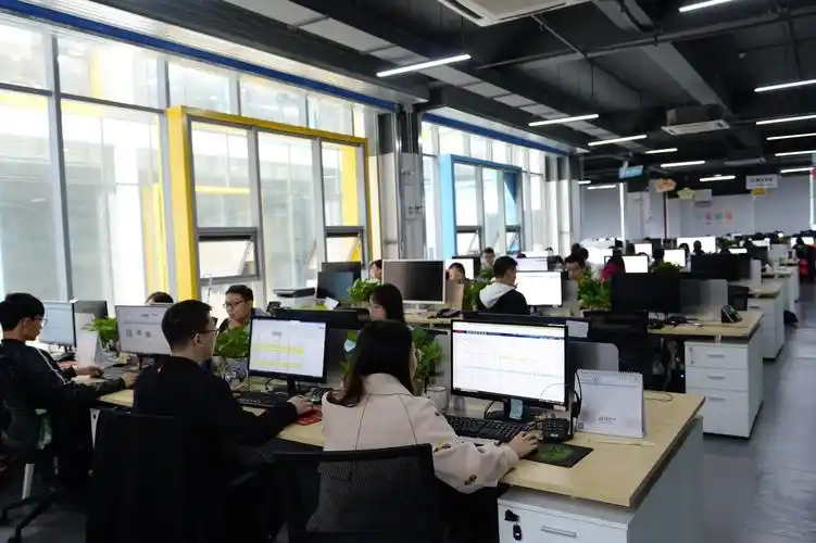 "推动高质量发展工作人员在马栏山视频文创产业园内办公(10月16日摄)