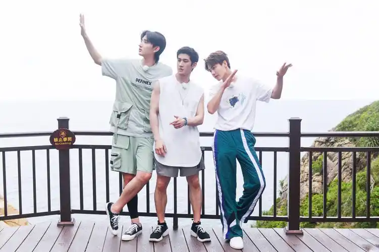 《完美的夏天2》李汶翰玩拖曳伞解放天性 李治廷感受海底震撼美景