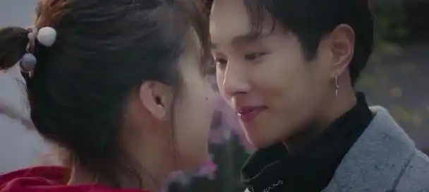 李汶翰甜蜜暴击!吻戏镜头太甜了!粉丝评论区炸开了锅