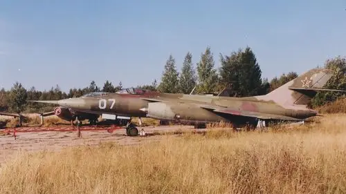 老虎军事 等待维修的苏军雅克-28截击机 苏联帝国的余晖