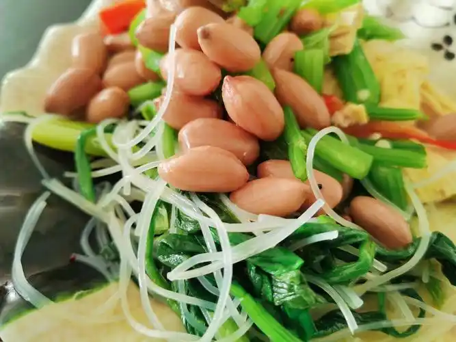 凉菜素拼 家庭自制凉菜 花生米拌菠菜 - 伽蓝小沙弥 - 图虫
