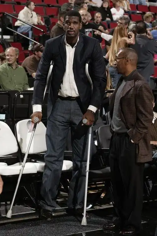 球员最大克星 ncaa断腿后卫凯文-威尔拄拐 坐在板凳上 来源 全网图片