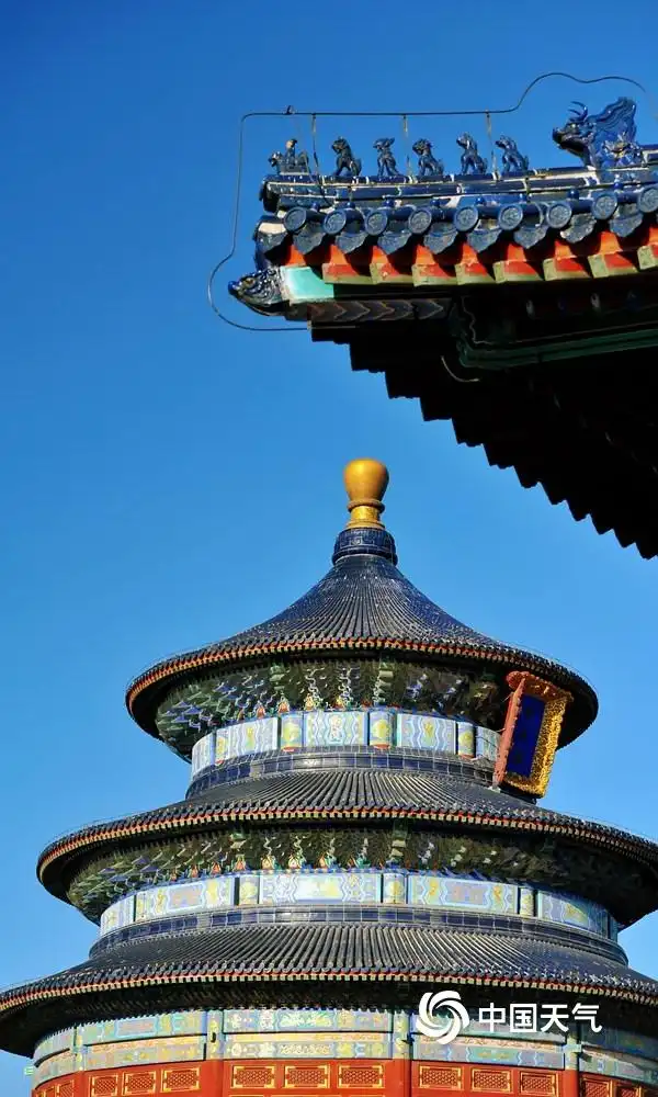 北京碧空如洗 "水晶蓝"映衬下古建筑更显雄伟