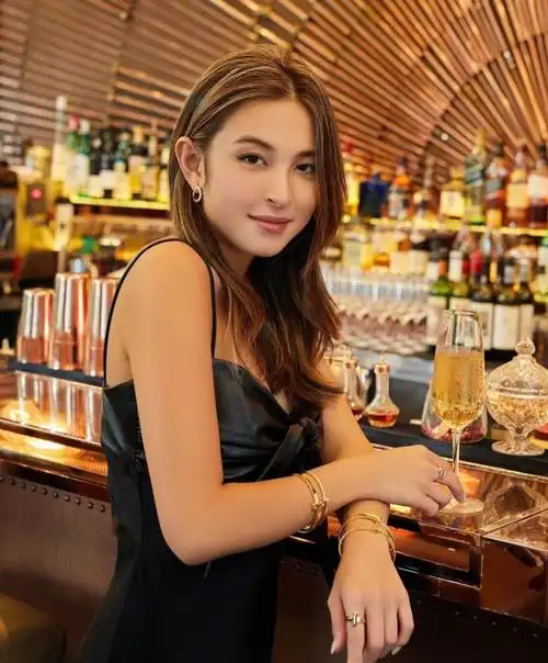 上山诗钠晒照为女儿庆生,26岁hilary比妈白不少,不像母女像姐妹