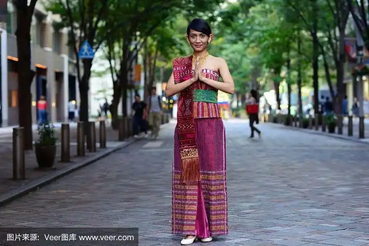 穿着印尼服装的女人