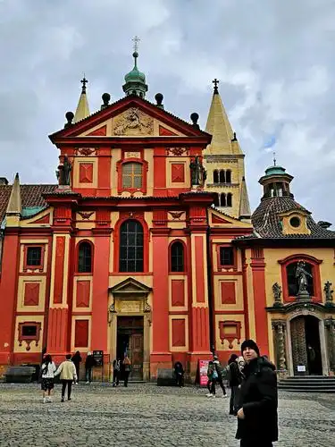 圣乔治教堂是一座粉红色外观,布拉格城堡区内第二重要教堂.