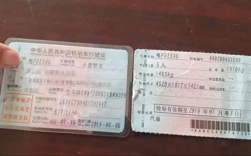 最终,民警依法暂扣其机动车,对其使用伪造,变造机动车行驶证,驾驶证的