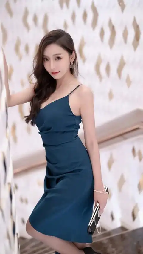 吊带裙美女冬日温暖惬意居家写真美女手机壁纸