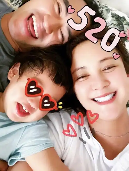 张歆艺520晒一家三口自拍 网友:太幸福了