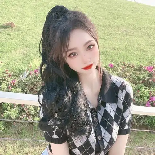 单马尾女生头像