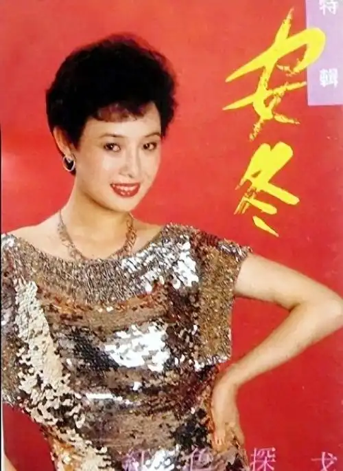 一曲名为《是你给我的爱》的歌声回荡在舞台上,由知名歌手安冬倾情