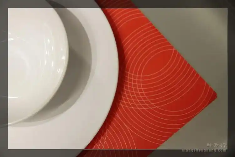 是静物照里经典构图模式   鲜艳的色彩对比外加方形和圆形的形状对比