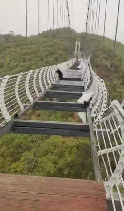 吉林一景区高空栈道玻璃掉落男子被困半空中瑟瑟发抖