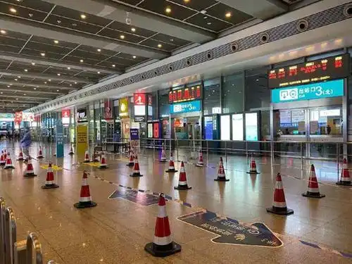 网传虹桥火车站出站口人潮拥挤 真相:旅客仅往年五分之一_新浪上海