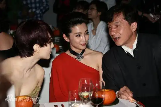 图文芭莎慈善夜成龙和李冰冰范冰冰