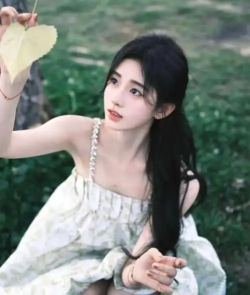 鞠婧祎柳绿水钻挂脖连衣裙,清新夏日写真引发社交媒体热议_时尚_形象