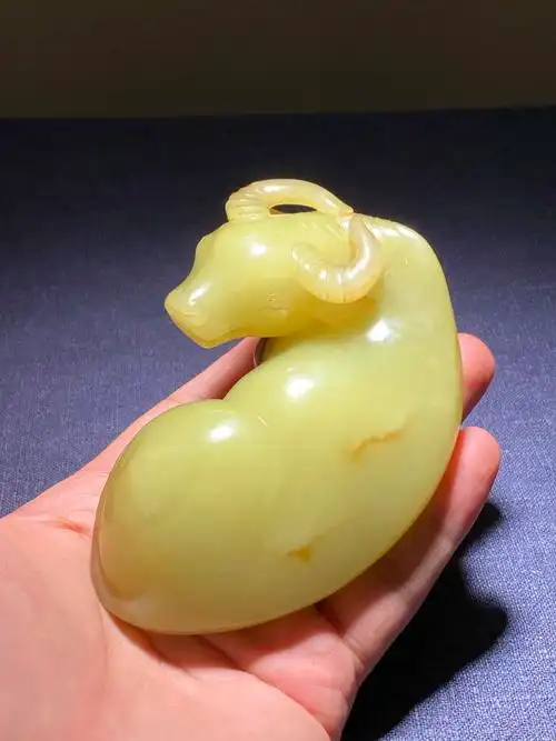 清乾隆黄玉卧牛