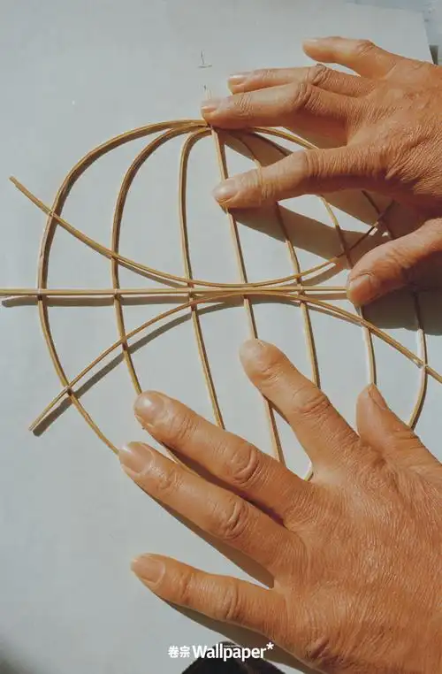 第五步:根据骨架和风筝的轮廓把骨架裱糊在报纸上,并裁出风筝最终的