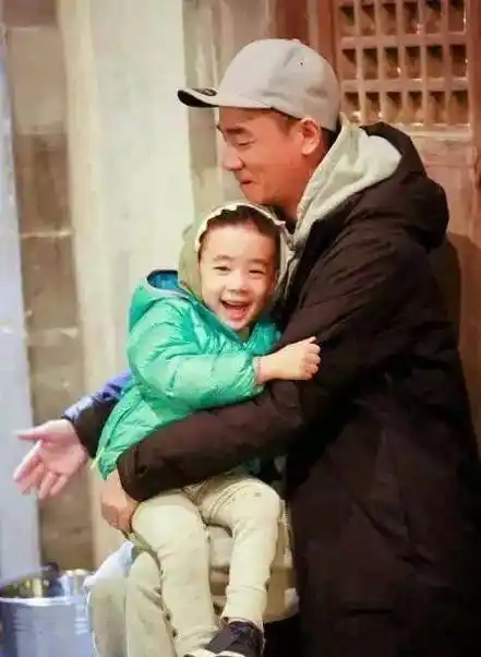 陈小春带全家滑雪惹怒应采儿大哥的女人公然发博投诉