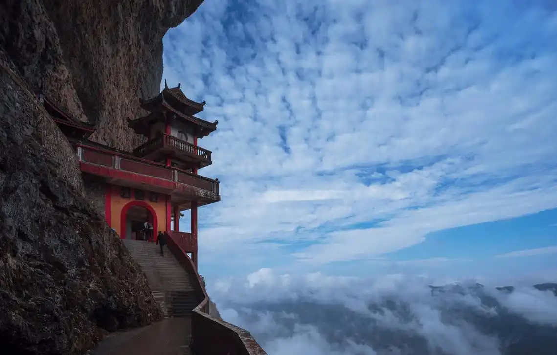 灵通寺我认为灵通山最值得去看的,就是灵通寺,世界"第一天然大佛头像"