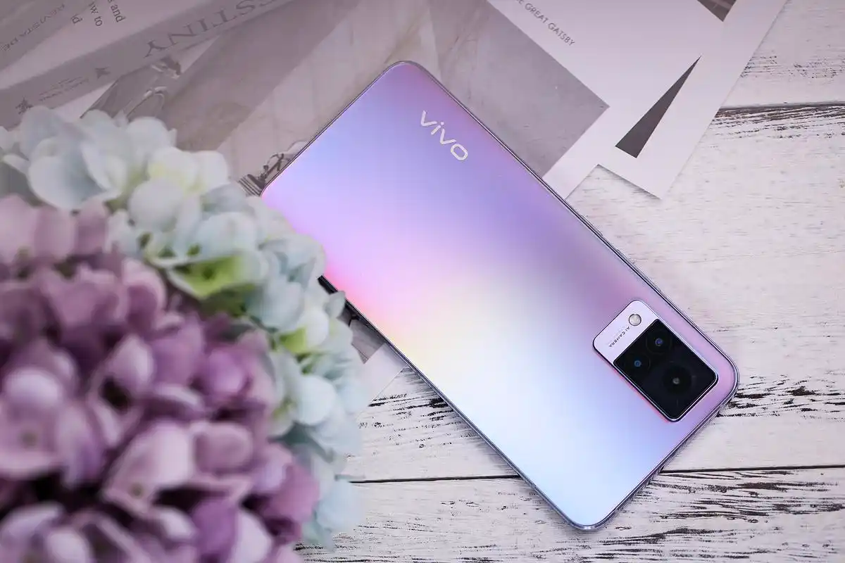 轻薄渐变炫彩机身 vivo s9手机外观图赏