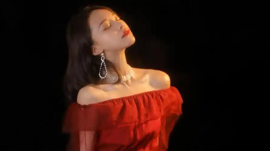 性感美女露肩红裙魅惑高清桌面壁纸