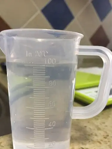 2.量杯量取100毫升清水倒入容器