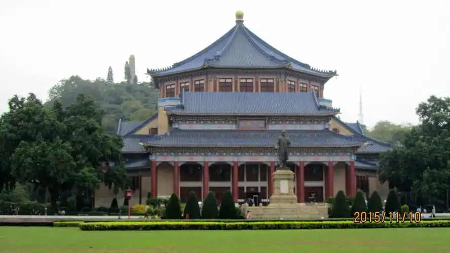 中山纪念堂是一座八角形建筑,庄严宏伟,四周红棉高屹,绿榕成荫,宁静