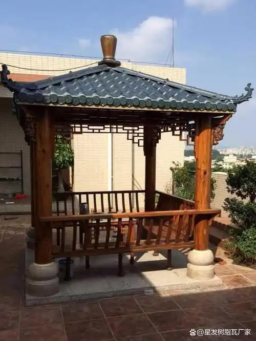 在炎热的夏天,屋顶露台凉亭成为许多人休闲放松的去处.