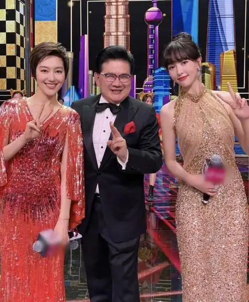 组图:东方卫视春晚彩排现场曝光 唐嫣与闺蜜王冠同台主持