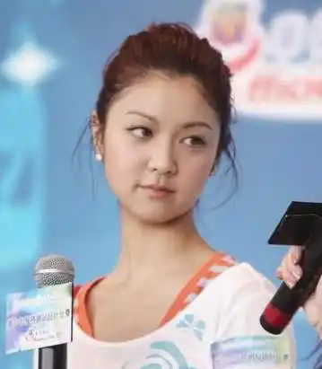 薛凯琪优雅现身但总觉得她的脸有点怪